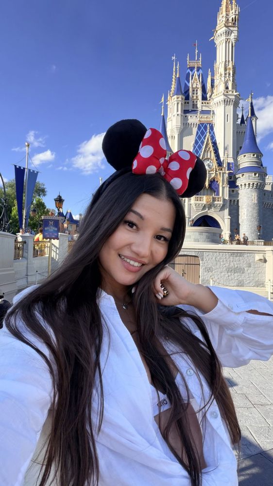 Аяна на фоне замка